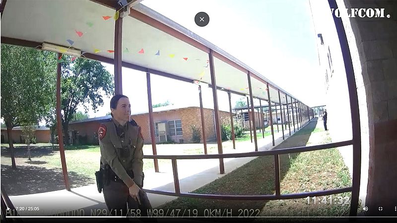 Una de las agentes, durante la matanza de Uvalde: "Si mi hijo hubiese estado dentro, no me quedo fuera"