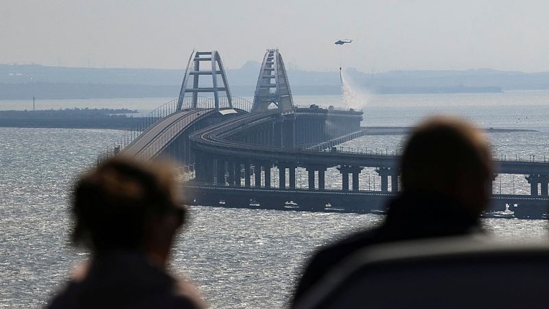Una gran explosión daña el puente estratégico que une Rusia con Crimea y deja al menos tres muertos