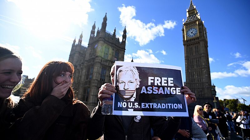 Una cadena humana rodea el Parlamento británico para pedir la liberación de Julian Assange