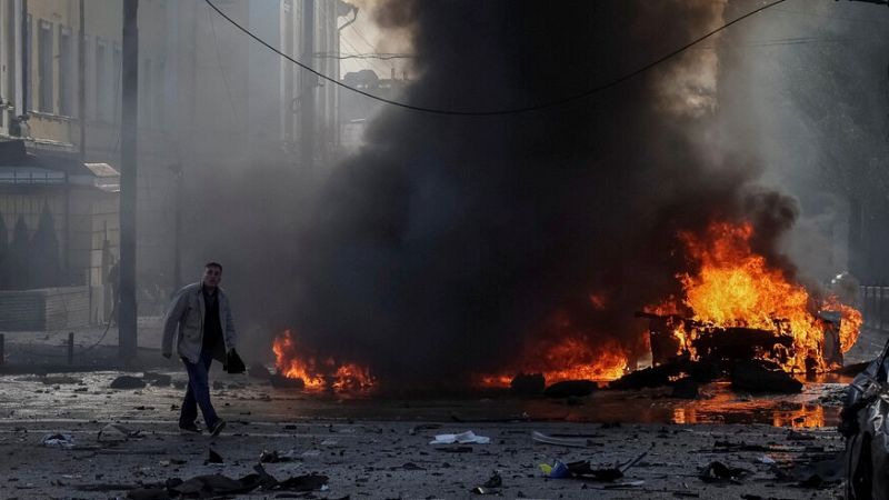 Rusia bombardea Kiev y otras ciudades en una oleada de ataques tras la explosión en el puente de Crimea