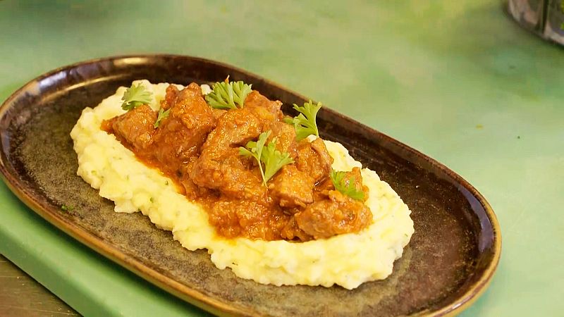 Receta de goulash de cerdo con foie de oca y parmentier de patata
