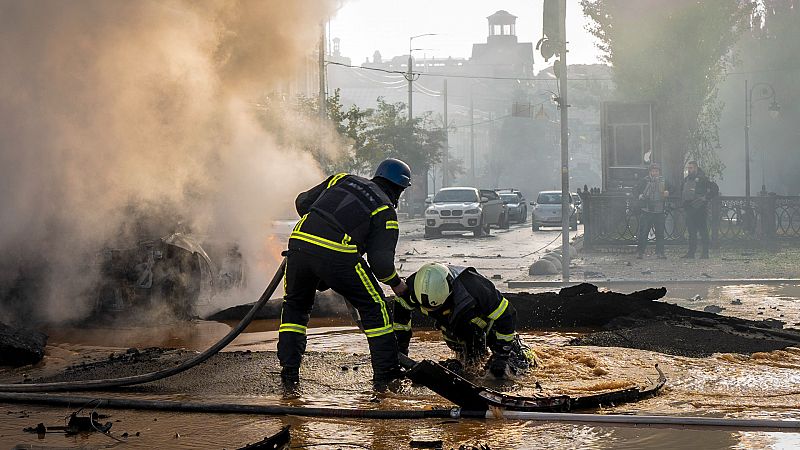 Los vecinos de Zaporiyia buscan supervivientes entre los escombros tras los ataques: "Un misil te alcanza en cualquier lado"