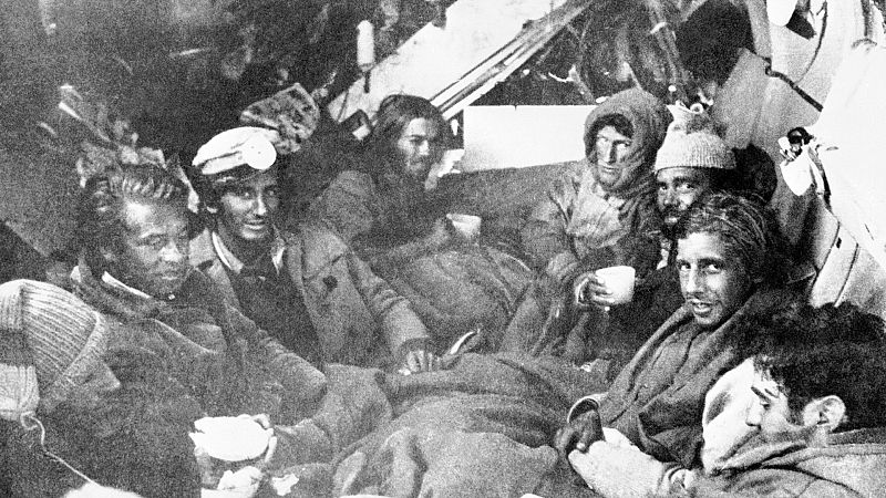 Cómo fue el accidente de avión de los Andes: del cachondeo por las turbulencias a contar muertos