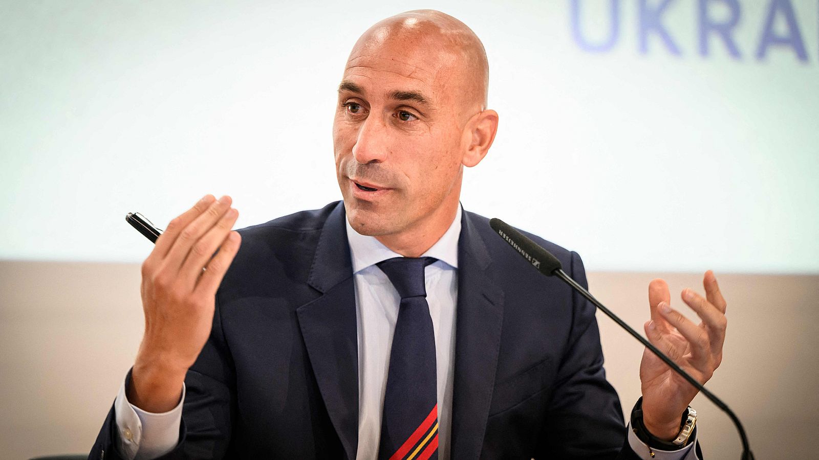 Villarreal, Sevilla y Valencia piden respeto a Rubiales | Ver