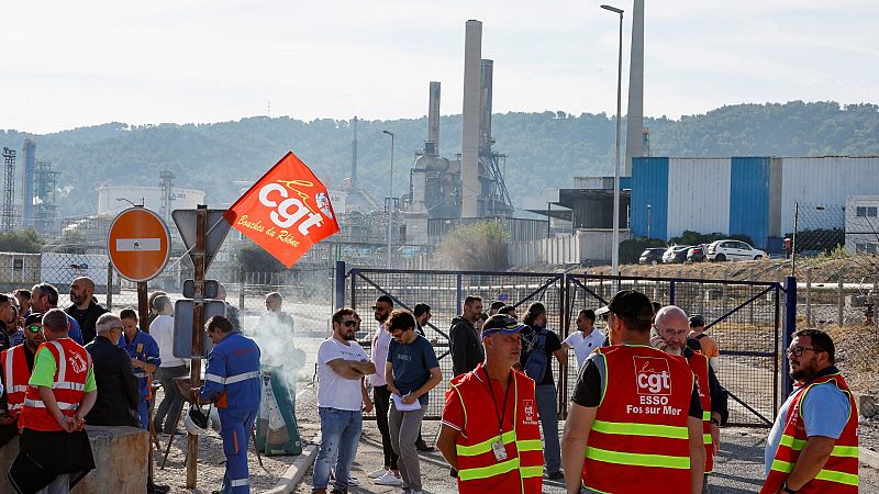 Francia reabre a la fuerza dos refinerías ante la huelga de los trabajadores de las petroleras