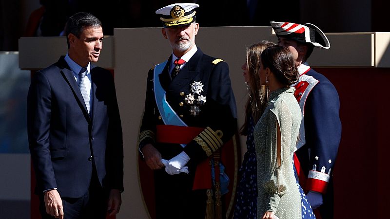 Sánchez hace esperar a los reyes en el desfile de la Fiesta Nacional y recibe pitos, abucheos y gritos de "dimisión"