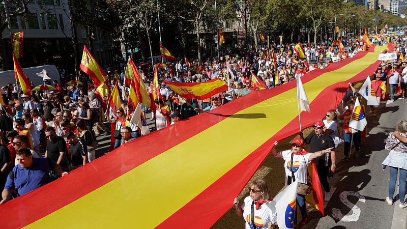 Miles de personas se manifiestan en Barcelona para celebrar el 12 de octubre