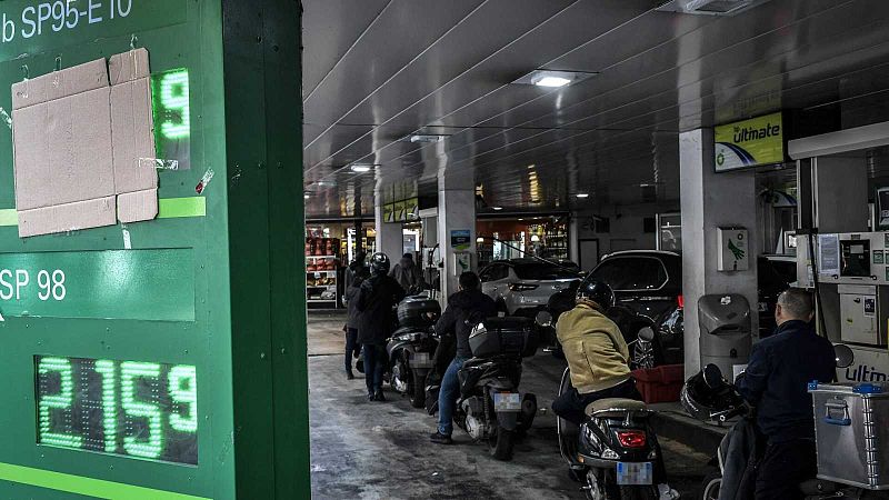 Francia obliga a los empleados en huelga a volver a las refinerías en plena crisis por los carburantes