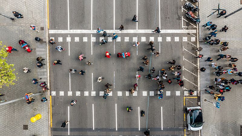 España, en 50 años: más muertes que nacimientos, un 36% de inmigrantes y los centenarios se multiplicarán