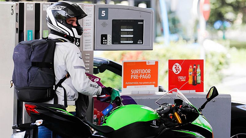 Los precios de los carburantes suben más de un 2 % tras semanas a la baja