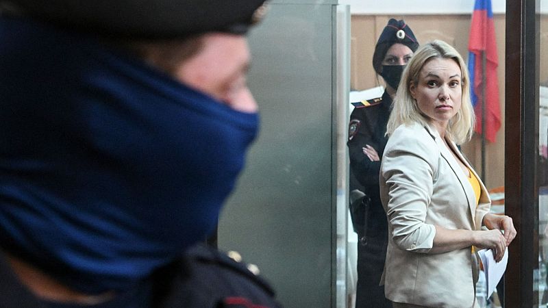 Huye de Rusia la periodista que irrumpió en un programa de televisión para protestar contra la guerra en Ucrania
