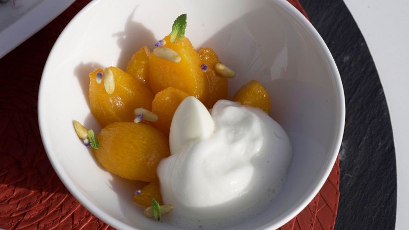 Receta de albaricoques confitados con espuma de yogurt, helado de galanga y pi�ones