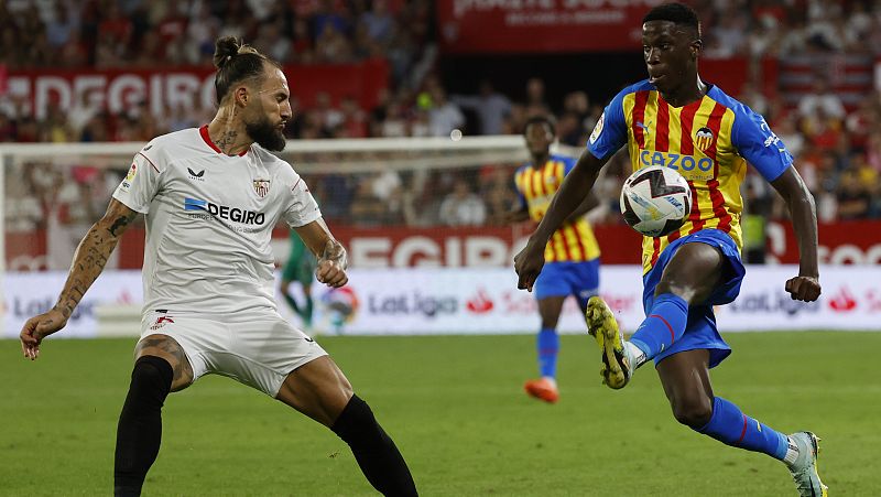 El Sevilla evita la derrota ante el Valencia con un penalti detenido en el descuento