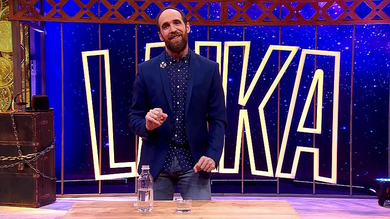 No es magia, es refracción: la desaparición de la moneda