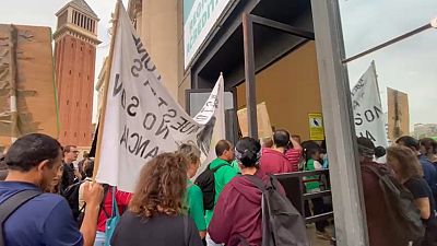 Un centenar de manifestants ocupen el saló immobiliari The District