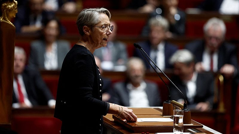 El Gobierno francés fuerza la aprobación de los presupuestos y se expone a una moción de censura