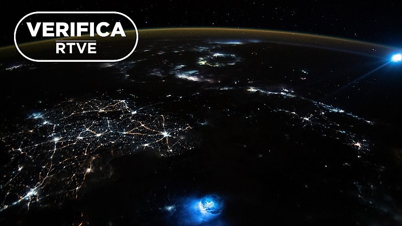Te explicamos qué son las dos luces azules fotografiadas sobre la atmósfera de la Tierra