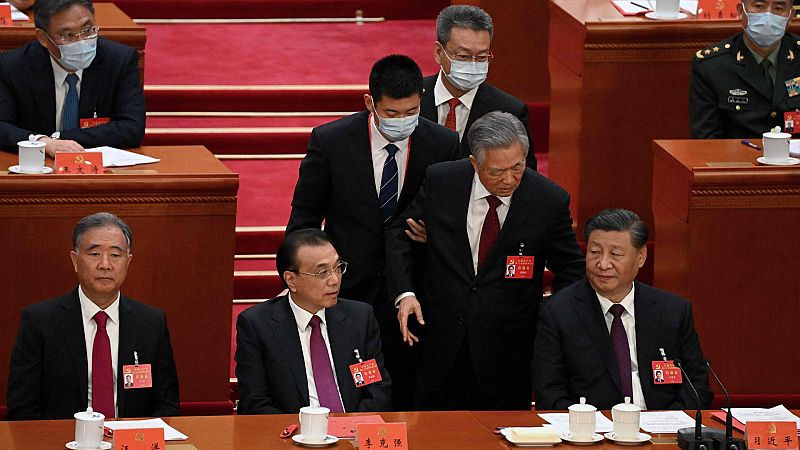 Xi Jinping cimenta su poder en China en un Congreso marcado por el desalojo del expresidente Hu Jintao