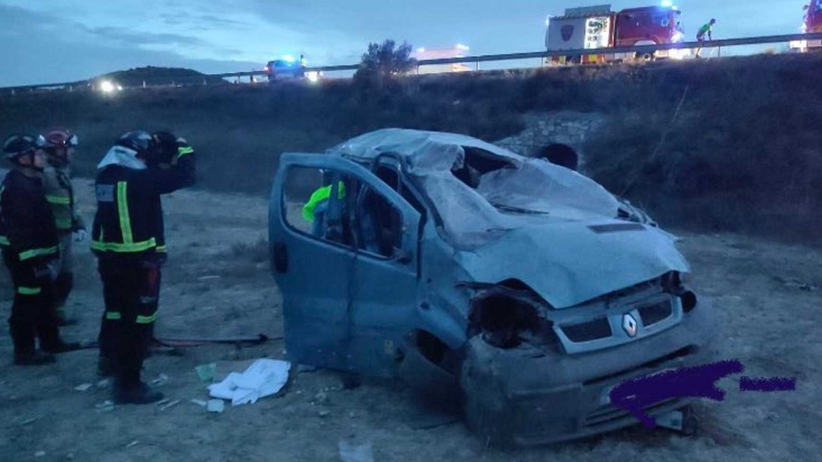 Tres muertos y seis heridos al despeñarse una furgoneta en Caravaca de la Cruz | Ver