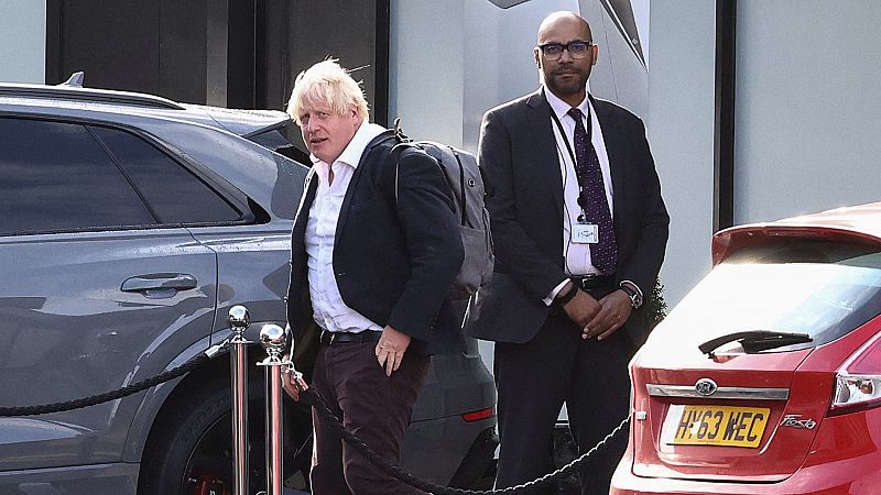 Johnson regresa a Reino Unido y su entorno asegura que ya suma los avales para presentar su candidatura
