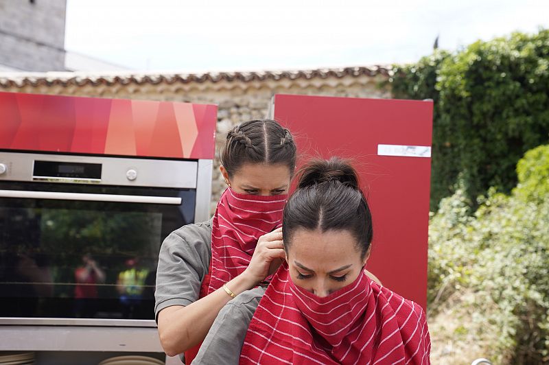 Primera bronca en MasterChef a Isabelle Junot y María Escoté. La culpa fue de la casquería