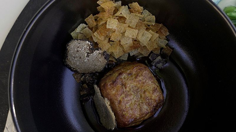 Receta de tortilla al cubo, jugo r�stico de gallina y trufa de verano