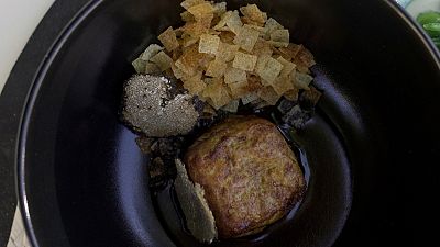 Receta de tortilla al cubo, jugo rstico de gallina y trufa de verano
