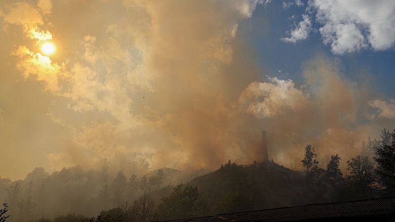 Controlado el incendio forestal en la comarca de Las Encartaciones de Bizkaia, el ms grande en 33 aos