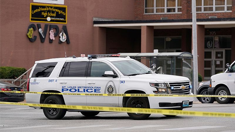 Tres personas mueren, incluido el atacante, en un tiroteo en un instituto en EE.UU.