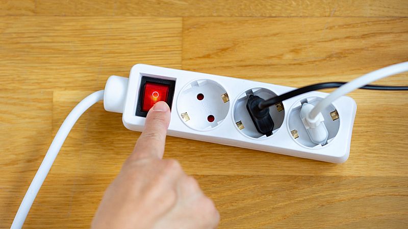 La luz baja este viernes hasta los 113 euros/MWh y vuelve a aplicarse la 'excepción ibérica'