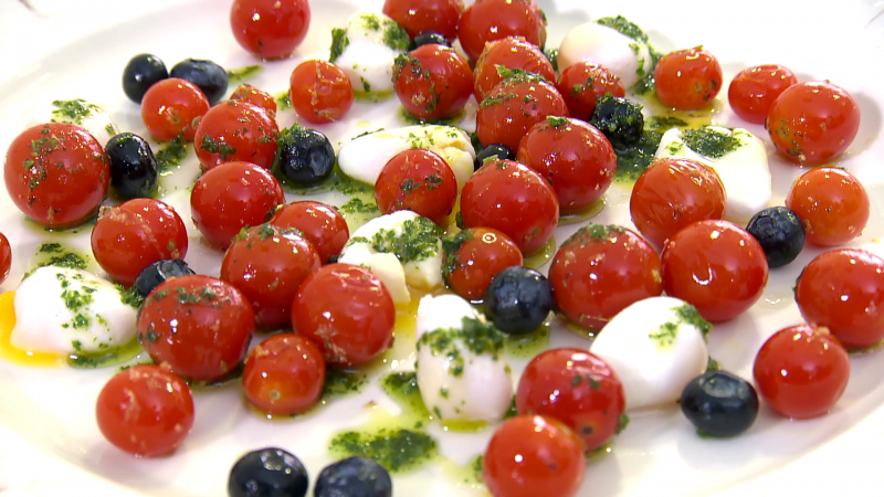 Receta de ensalada de huevos de codorniz y cherrys salteados