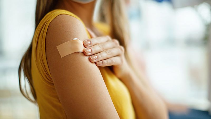 La EMA incluye el sangrado menstrual abundante como efecto secundario de las vacunas COVID de Pfizer y Moderna