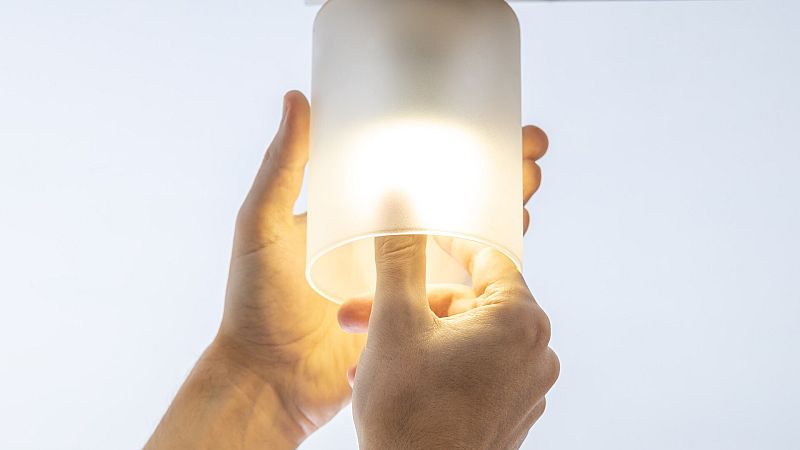 La electricidad cae este sábado un 10% y se sitúa en 102 euros/MWh