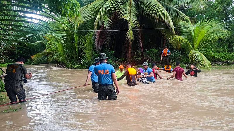 Al menos 45 muertos y más de 40.000 evacuados por la tormenta tropical Nalgae en Filipinas