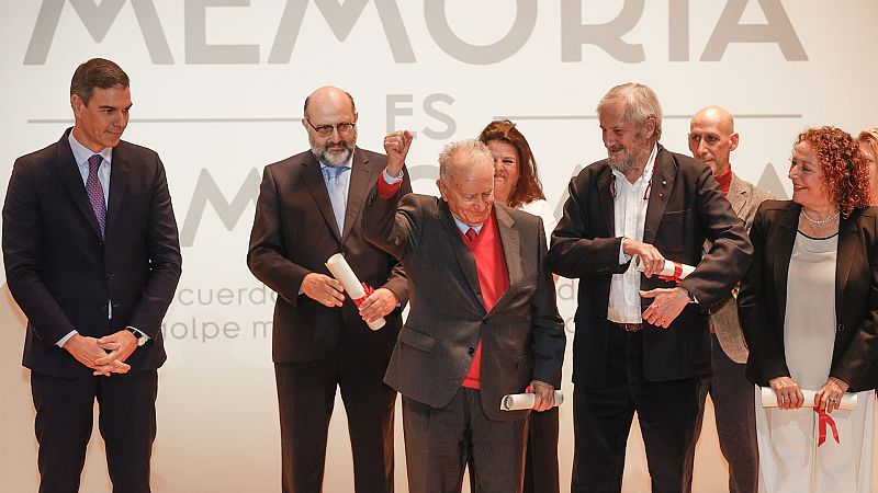 Sánchez llama a "cerrar las heridas" en el homenaje a las víctimas del franquismo: "Nunca más vais a caminar solos"
