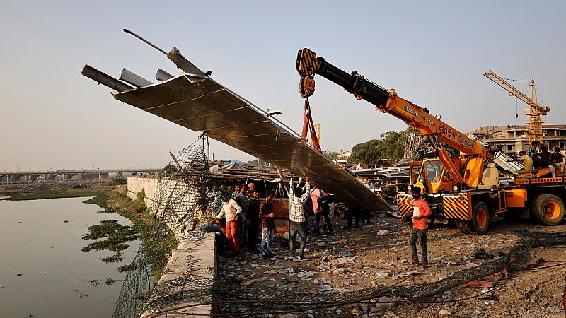 Nueve detenidos tras el colapso de un puente que ha provocado 134 muertos en la India