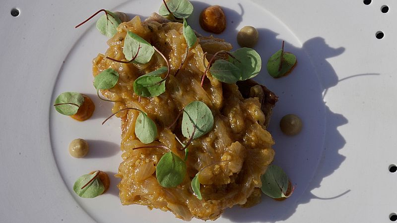 Receta de atún encebollado y puré de apionabo