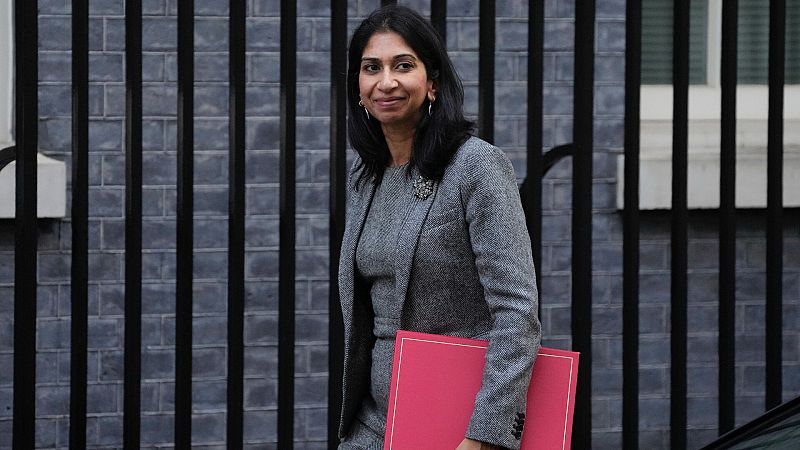 La ministra de Interior británica, bajo presión por pedir detener la "invasión" de migrantes y filtrar documentos