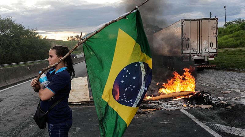 El presidente del Tribunal Electoral ordena despejar las carreteras colapsadas por partidarios de Bolsonaro