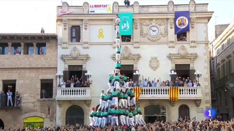 Els Castellers de Vilafranca fan història carregant el 'castell impossible'