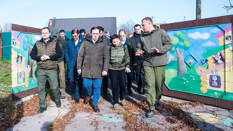 Albares reitera el apoyo de España a Ucrania tras visitar zonas bombardeadas y promete ayudar a la reconstrucción
