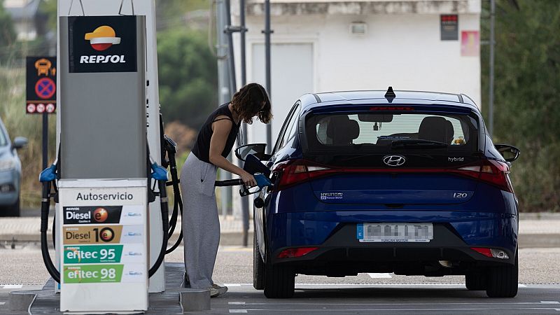 El precio de los carburantes se contiene, pero aumenta la diferencia entre gasolina y diésel