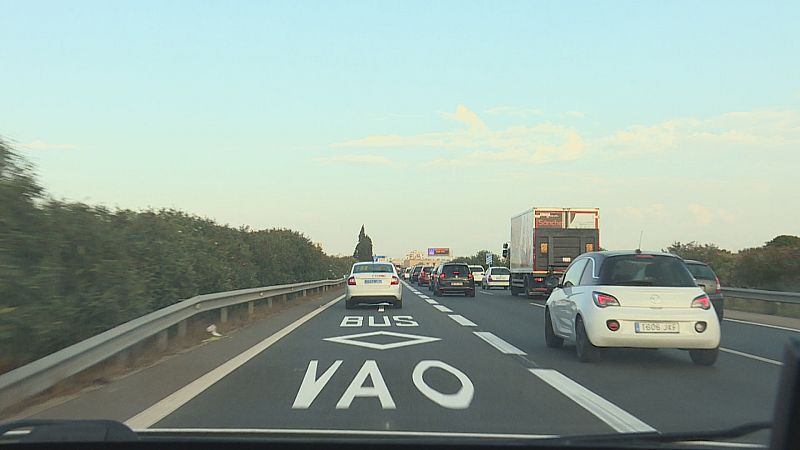 El carril Bus VAO comença a funcionar entre la bona acollida i el rebuig dels conductors