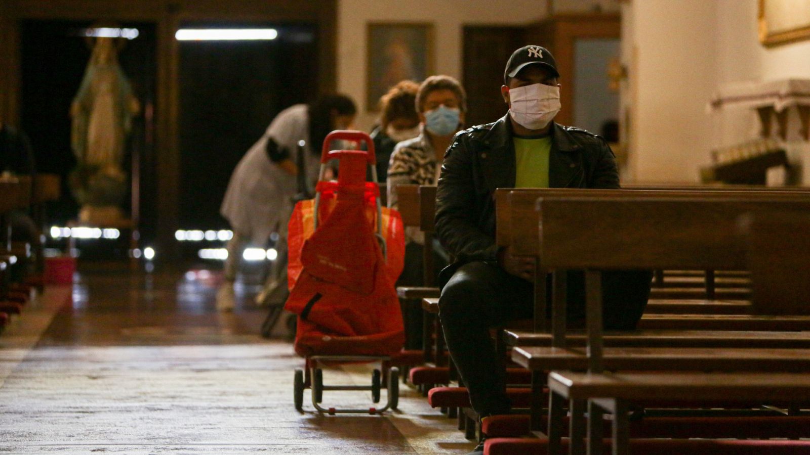 Más del 30% de los hogares en España no puede vivir "en condiciones dignas" y se ve obligada a reducir sus gastos en alimentos y luz, según un informe de Cáritas.