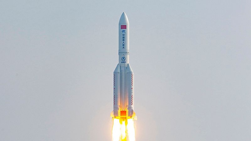 El cohete chino sin control cae en el sur del océano Pacífico tras generar una alerta mundial: así ha sido su trayectoria