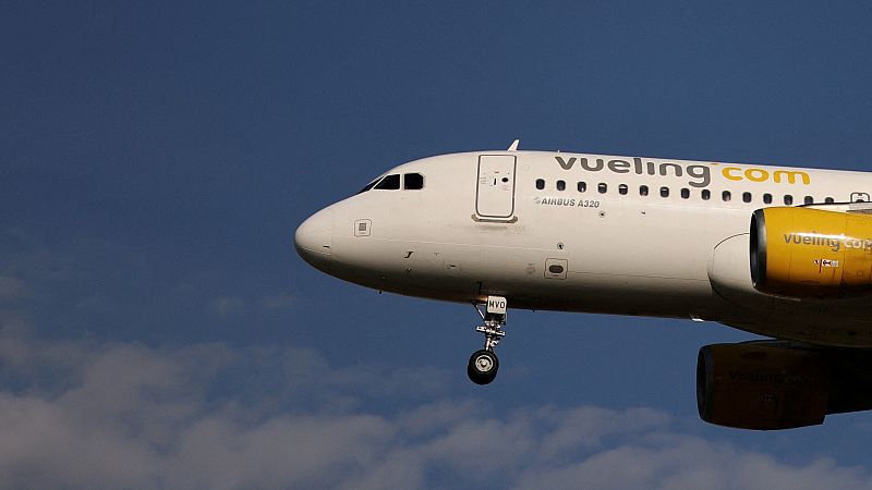La huelga de tripulantes de Vueling obliga a cancelar 62 vuelos este viernes