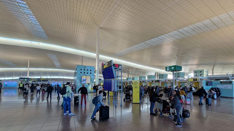 159 vols afectats amb retards en aeroports catalans per l'amenaça del coet xinès