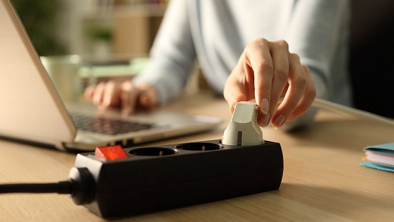 El precio de la luz baja este sábado casi un 10%, hasta 141 euros/MWh