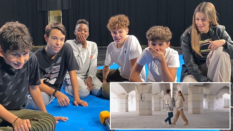 Carlos Higes y sus bailarines ven el videoclip de "Señorita" por primera vez