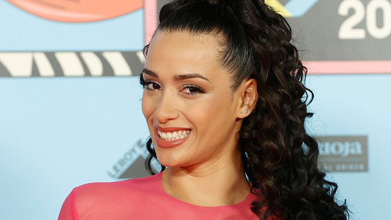 Chanel y Rosal�a reinan en Los40 Music Awards y coinciden con estos 'looks' en la alfombra roja